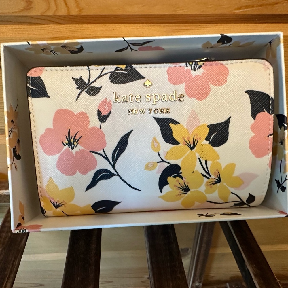 Kate spade boxed medium cmpbifld in cream multicolor in Staci lily